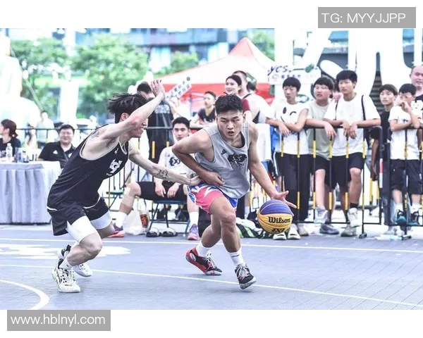 红队勇战立陶宛期待精彩对决展现篮球魅力与团队精神 红队勇战立陶宛期待精彩对决展现篮球魅力与团队精神