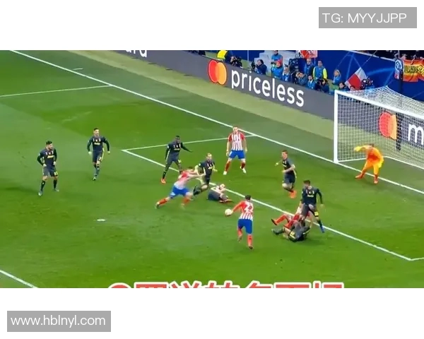 欧冠赛场惊现奇葩事件球迷冲入场内强抢C罗球衣